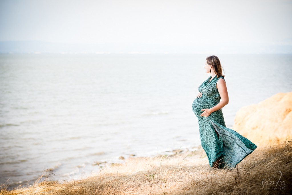 outdoor pregnancy portrait by sarkaphotography