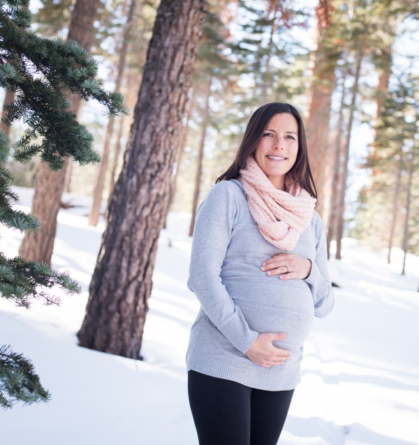 maternity pregnancy winter photo session in mammoth lakes by sarkaphotography